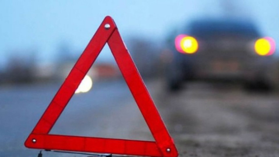 У Луцьку машина злетіла з дороги та врізалась в дерево