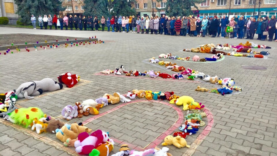 Виклали іграшками слово «Буча». Сьогодні в Ковелі день жалоби