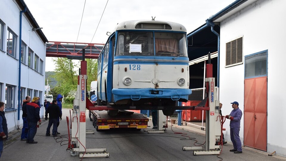 У Рівному чехам продали старезний тролейбус. Усі задоволені