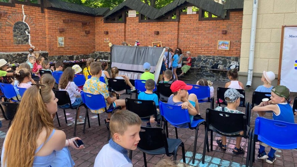 Луцькі театрали влаштовують арттерапію для дітей переселенців. ВІДЕО