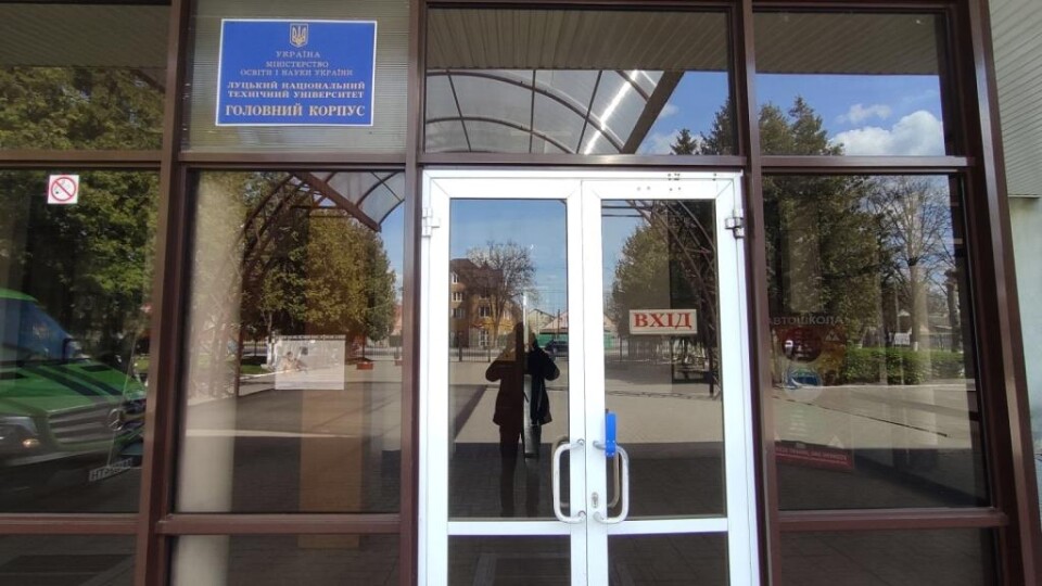 У луцькому виші виготовили ручку, яка дозволяє відчиняти двері зап'ястям