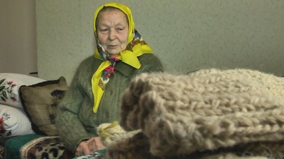 На Волині пенсіонерка зв'язала і передала військовим 120 пар шкарпеток