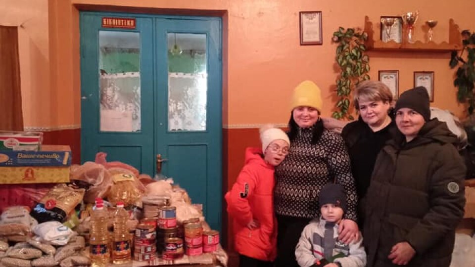 Продавчиня з луцького ринку допомагає жителям далеких сіл. Привозить їжу та одяг
