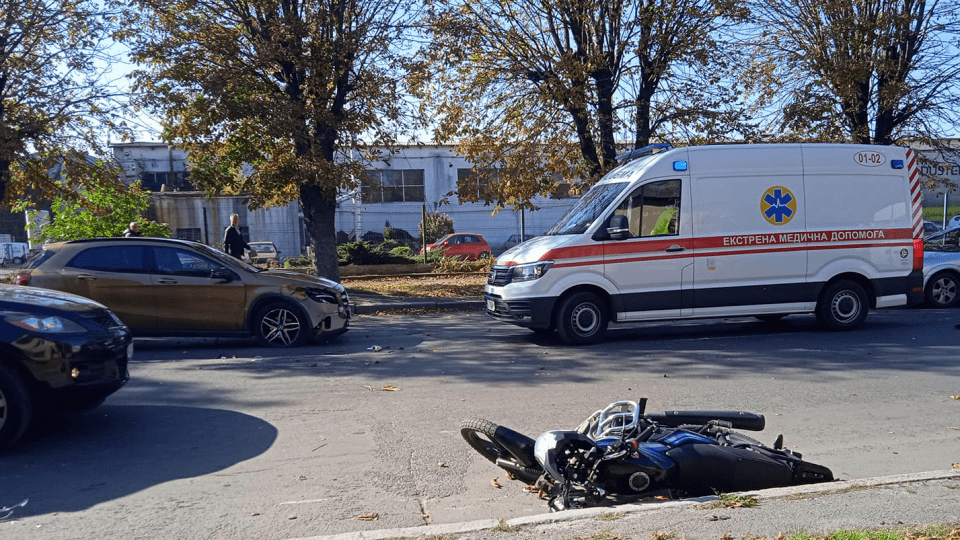 У Луцьку на Дубнівській автівка збила мотоцикліста