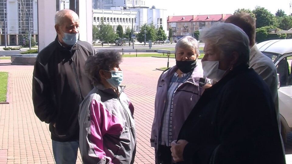 Дачники прийшли під стіни Волинської ОДА просити додаткові автобуси
