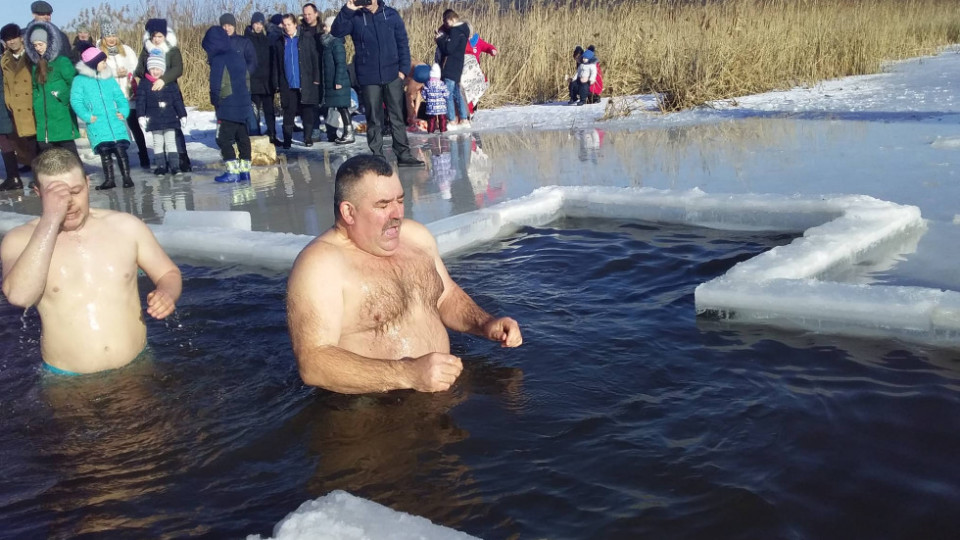 Як купалися на Водохреще в озері у Холопичах. ФОТО