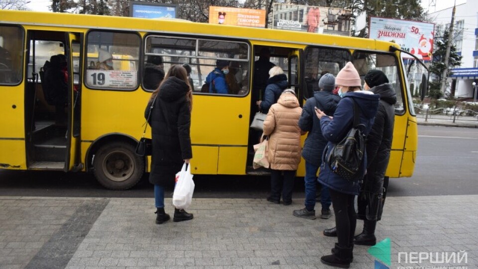 Луцька влада просить у Кабміну дозволити перевозити у маршрутках і тролейбусах більше людей