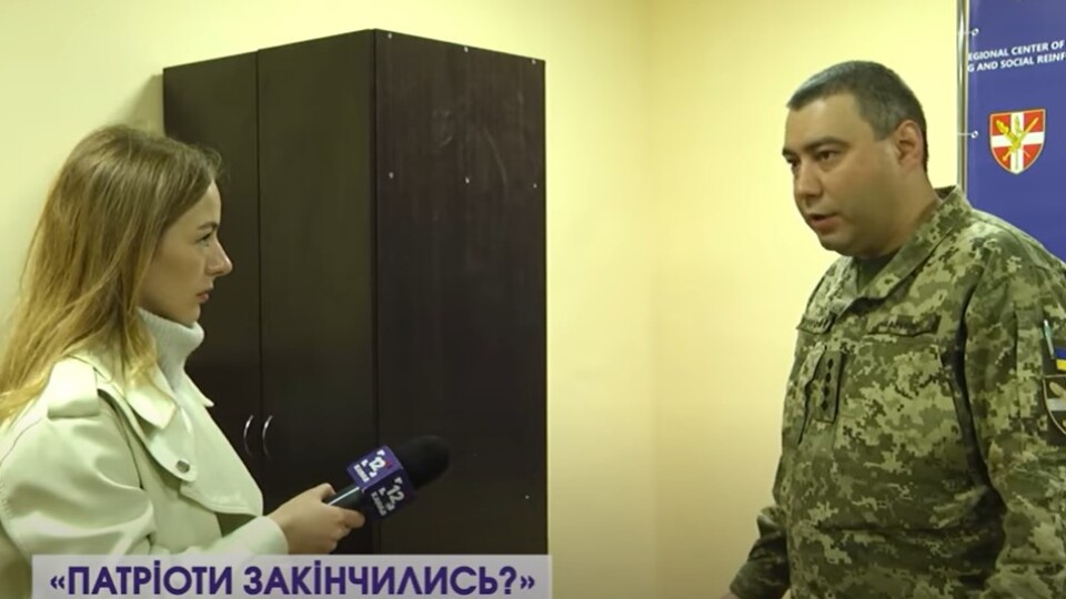 Вручення повісток на вулицях Луцька. Що вони означають та чи законно це