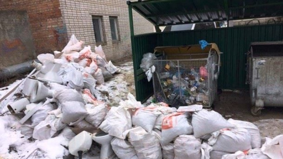 Чому переповнені деякі луцькі контейнери зі сміттям