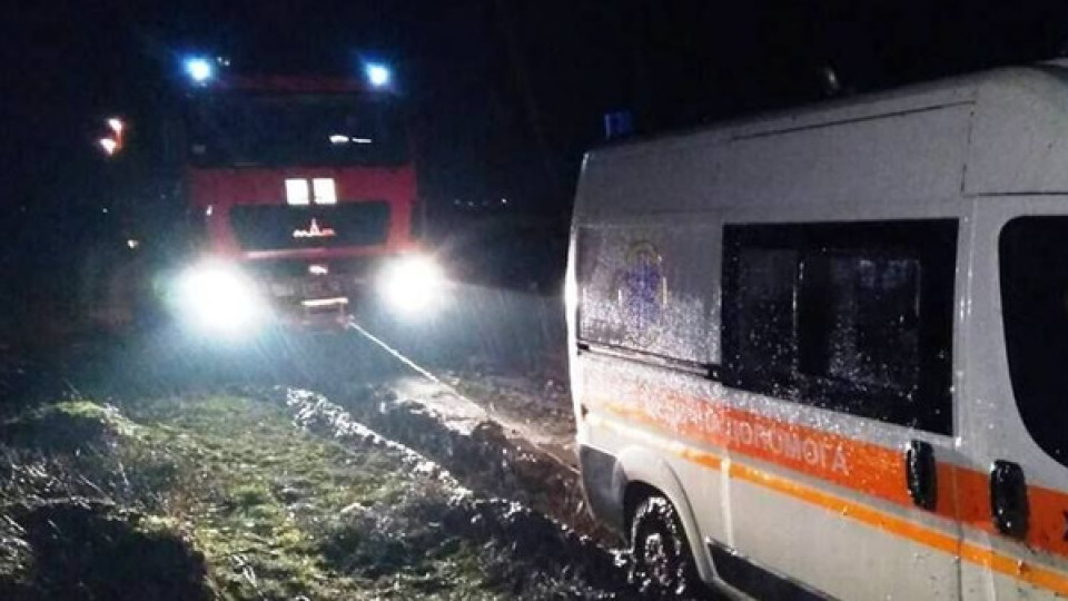 На Волині в болоті  застрягли дві «швидкі»