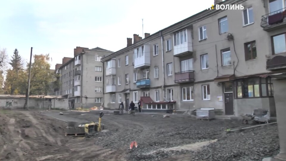 «Наших побажань не врахували». У Луцьку мешканці не задоволені капітальним ремонтом двору