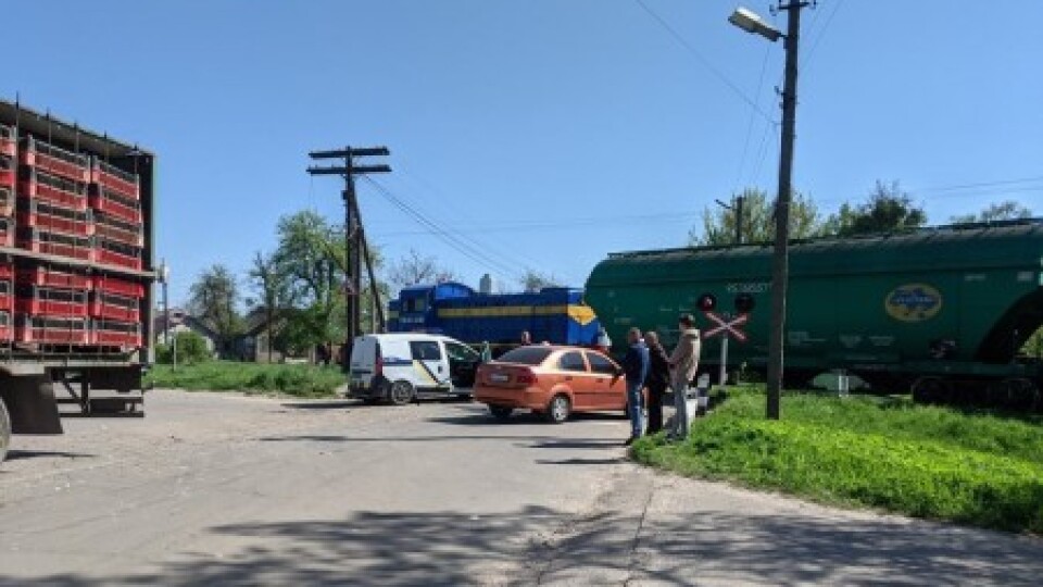 У Володимирі зіткнулися фура, легковик та потяг