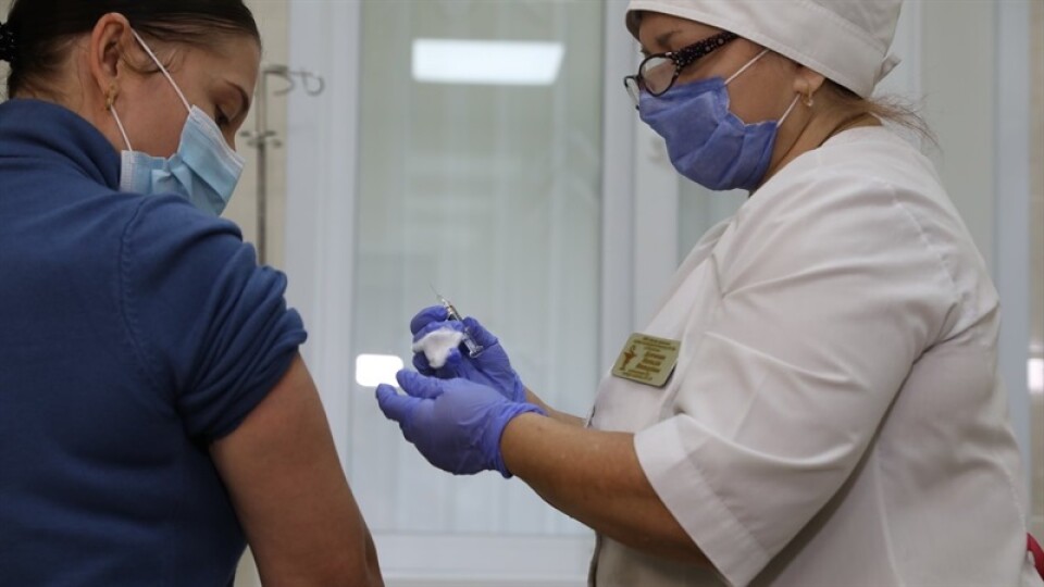 Як і коли вакцинуватимуть від коронавірусу вчителів, вихователів, викладачів