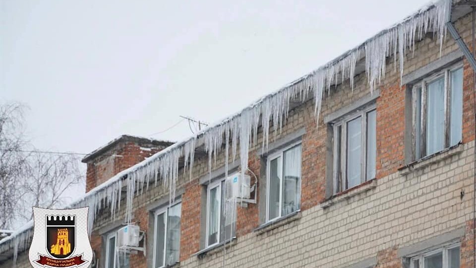 Лучан просять триматись на відстані від будинків через бурульки та сніг на дахах