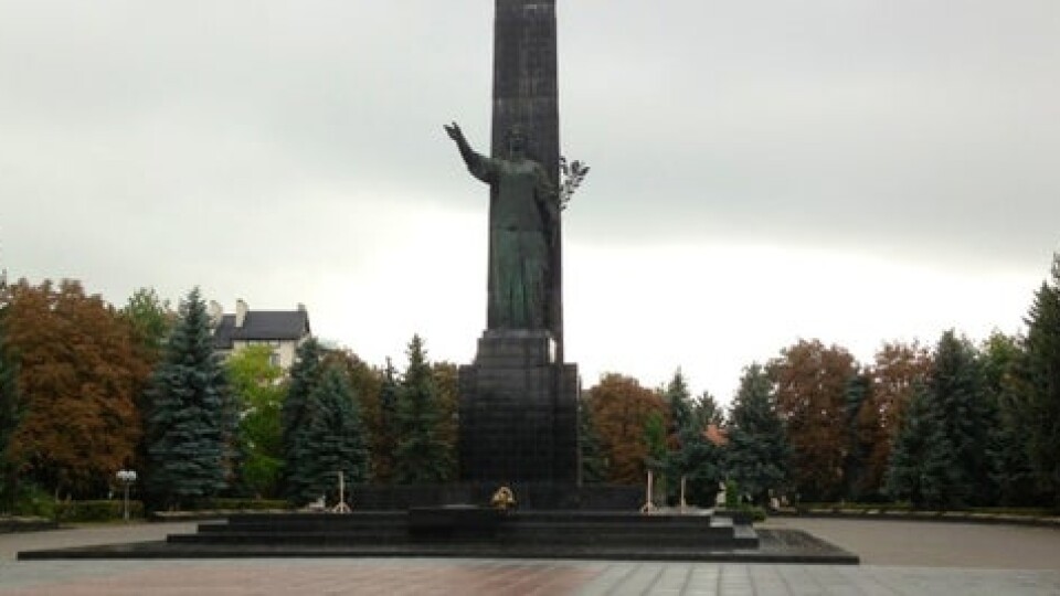 Лучанка просить заборонити шумні компанії та скейтерів на меморіалі