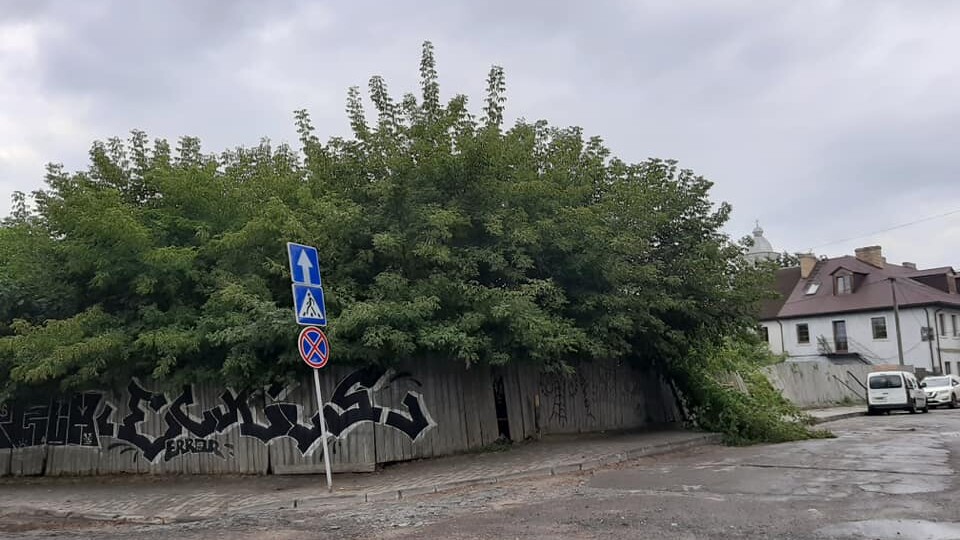 Скандальне будівництво у Старому місті в Луцьку: ділянку почали прибирати