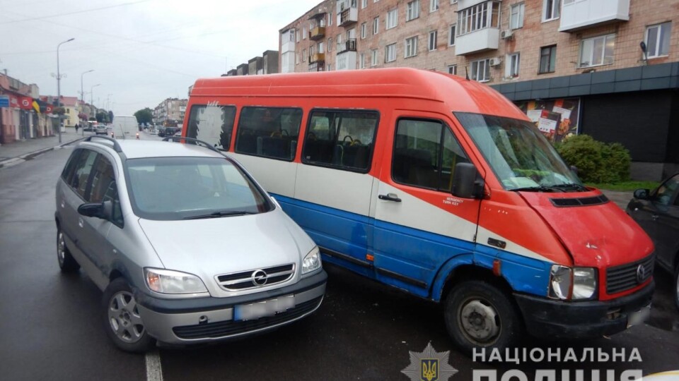 На Волині водій автівки зіткнувся з маршруткою: постраждала 73-річна пасажирка