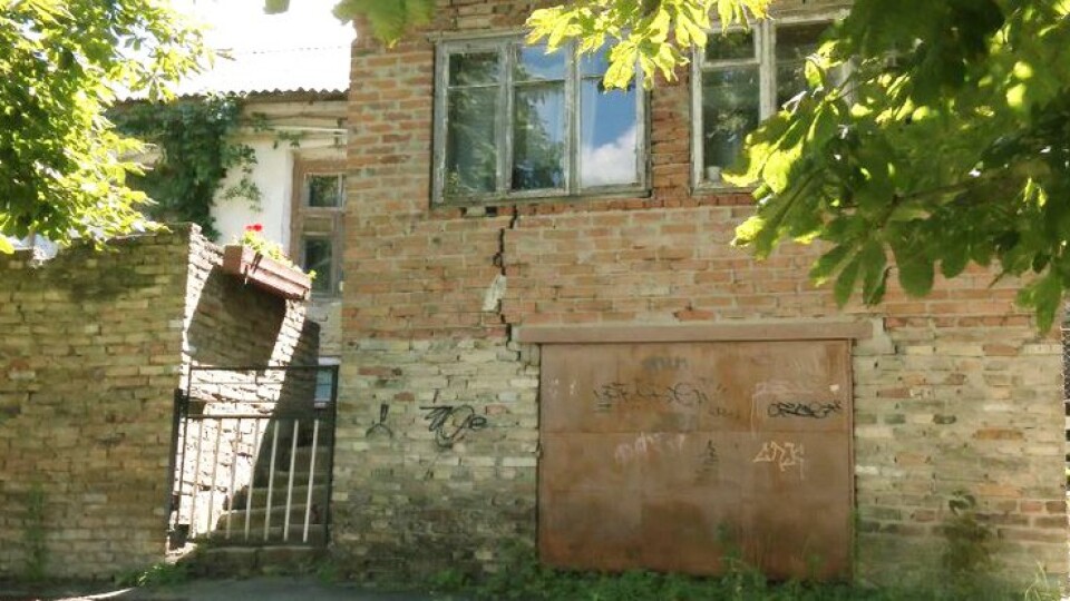 «Щодня відлітає цегла». У Луцьку руйнується будинок, де проживає дев'ять сімей
