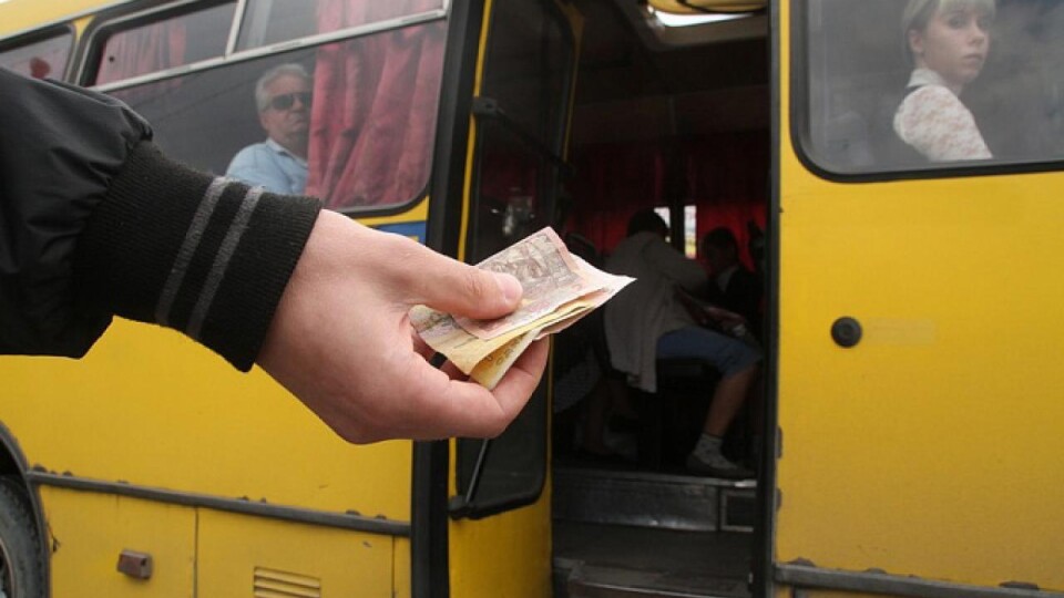 Просять збільшити вартість проїзду у луцьких маршрутках для тих, хто платить готівкою. Петиція