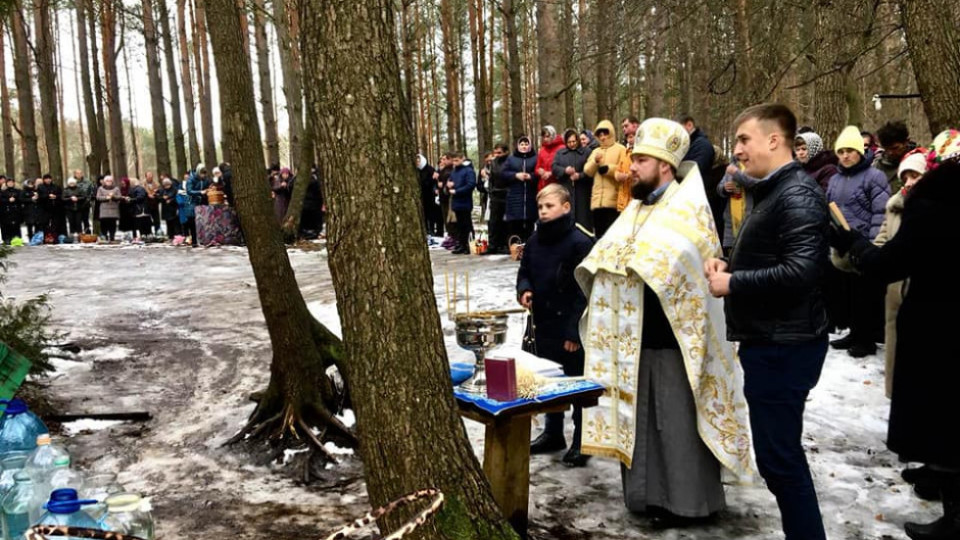 На Волині у лісі освятили воду. ФОТО