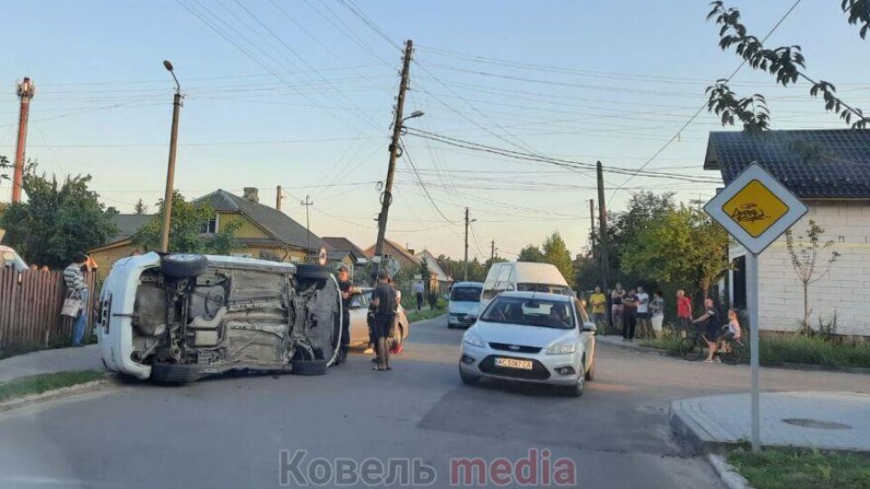 У Ковелі внаслідок ДТП автівка перекинулась на бік. Відео