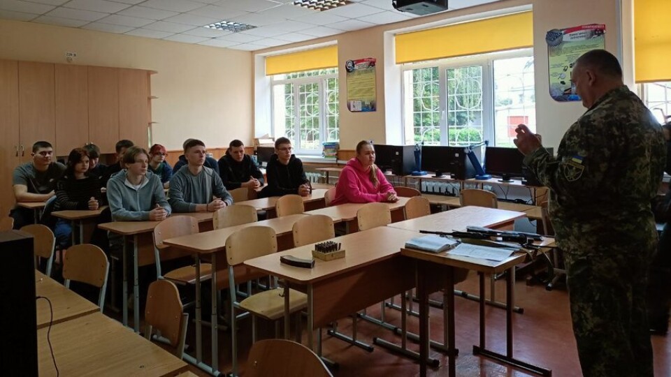 Як у Луцьку по-новому викладають «Захист України». ВІДЕО