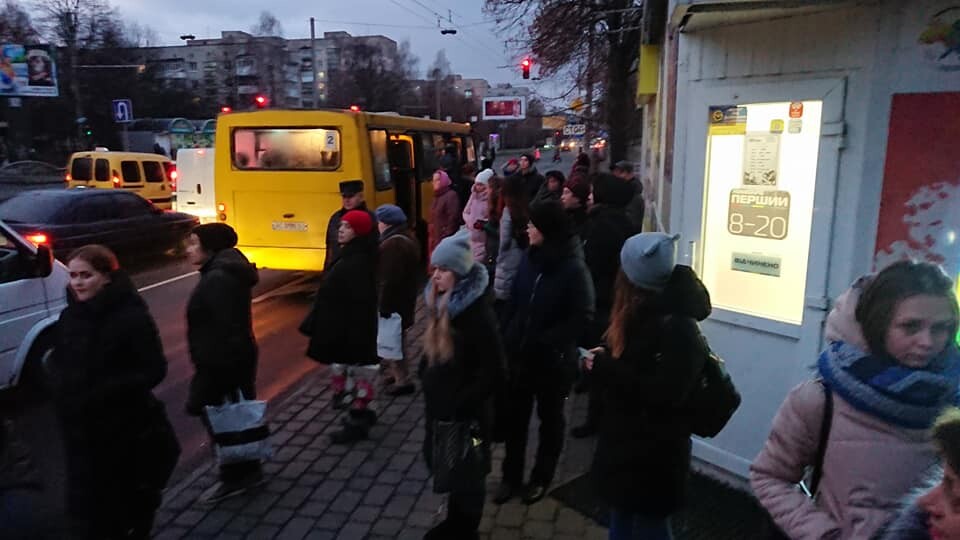 Транспорт – переповнений, на зупинках – натовпи. Ранок 11 грудня у Луцьку