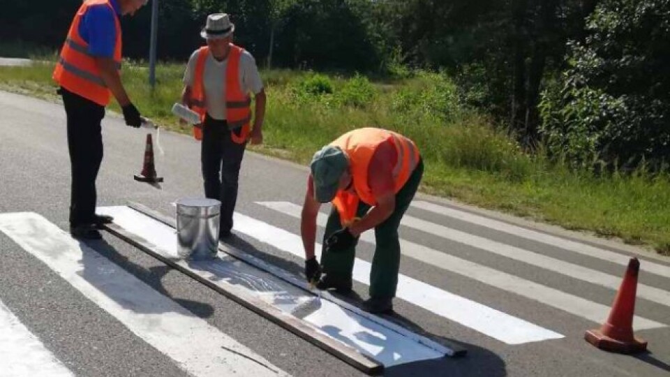 На волинських трасах наносять розмітку і встановлюють знаки