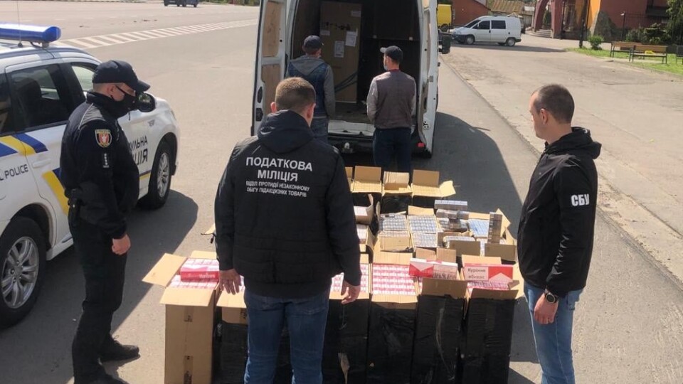 Біля Луцька зупинили бус з підробленими цигарками на 1 мільйон гривень