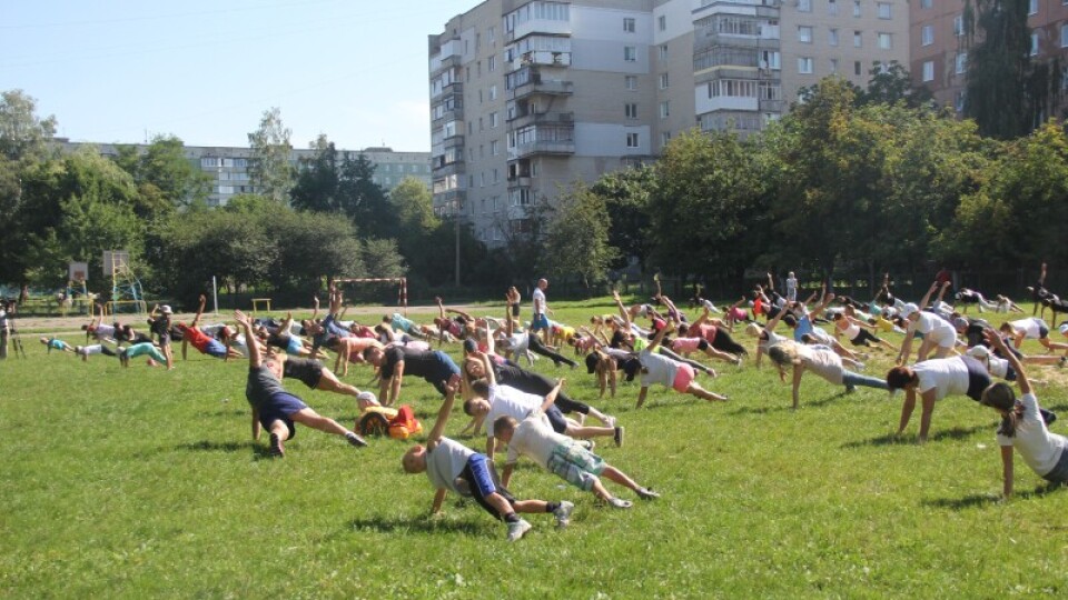 «Ранковій гімнастиці для всіх» – три роки. Лучан запрошують прийти на спортмайданчик