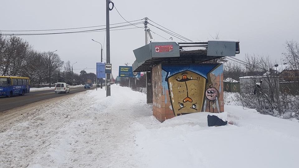 У Луцьку зупинка-розвалюха загрожує людям. ФОТО