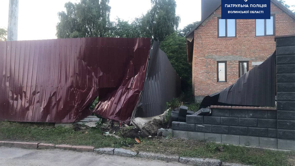 У Луцьку водійка тролейбуса в'їхала в огорожу, бо була п'яна