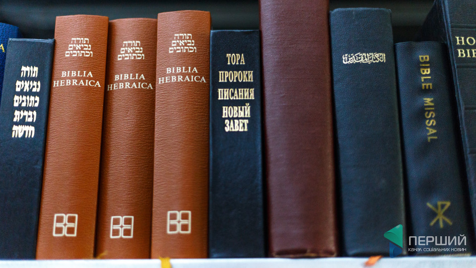 Столітні книги та рухливі стелажі: у Луцьку є унікальна бібліотека. ФОТО