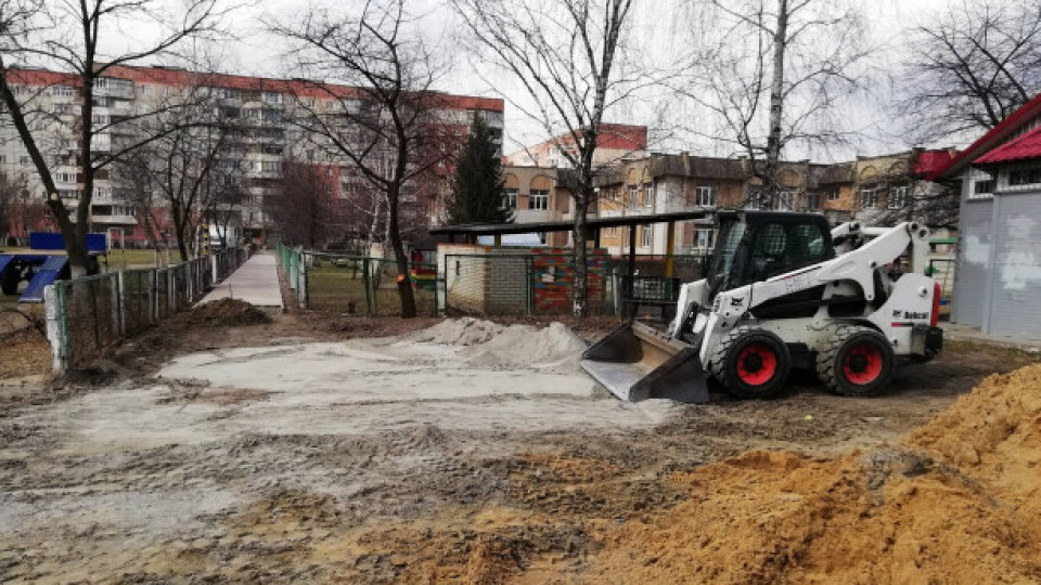 У Луцьку взялися ремонтувати  двори і пішохідні доріжки. ФОТО