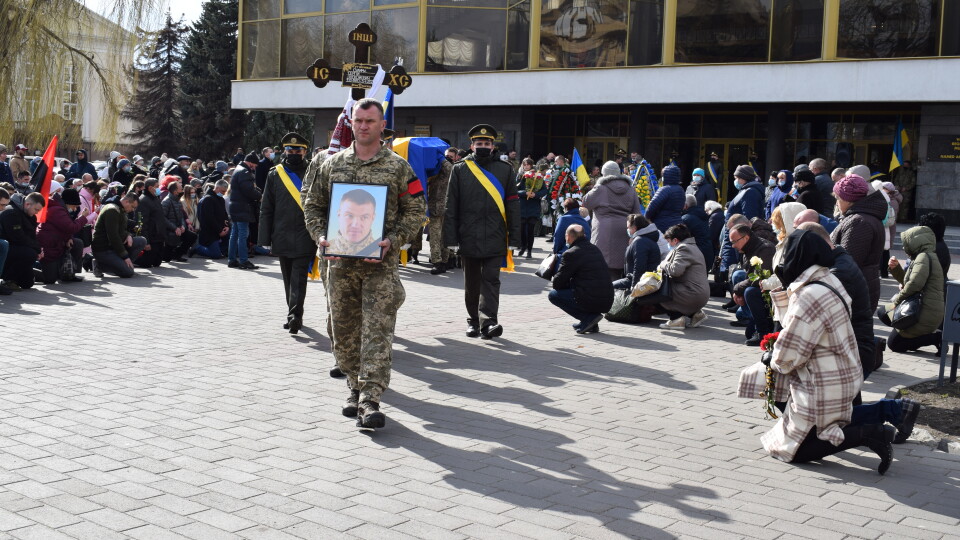 «Ще тиждень тому витягував з-під обстрілів побратимів». У Луцьку прощалися з загиблим на Сході