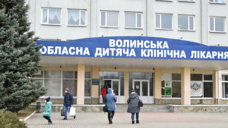 Дитину, яку в Луцьку порізала матір, вже прооперували. Вона досі у важкому стані