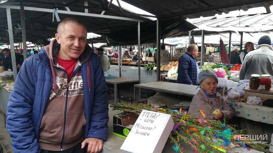«А що, мені шкода?». Віталік з Рожища влаштував у Луцьку «благодійну вербову точку»