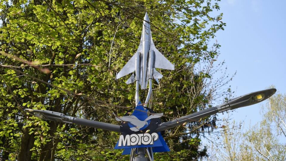 У Центральному парку Луцька поставили ліхтар з літаком