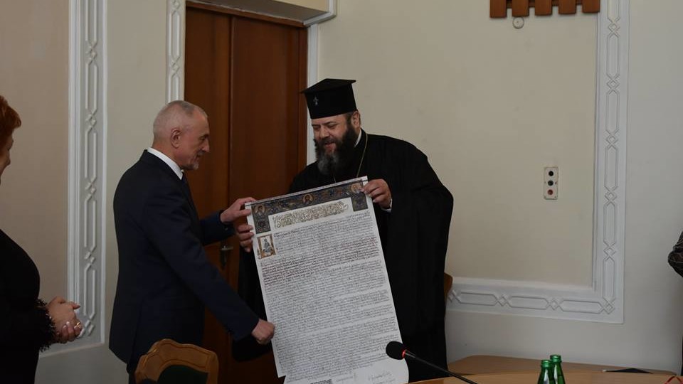 Савченку подарували копію Томосу. ФОТО