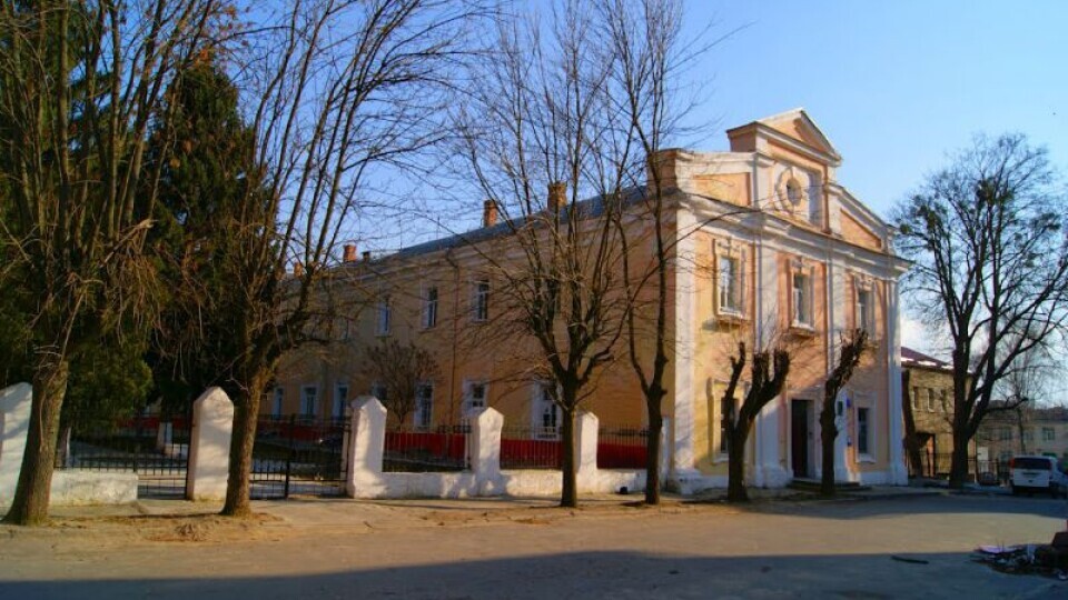 «Є тисячі варіантів». Що хочуть зробити на місці військового госпіталю у центрі Луцька