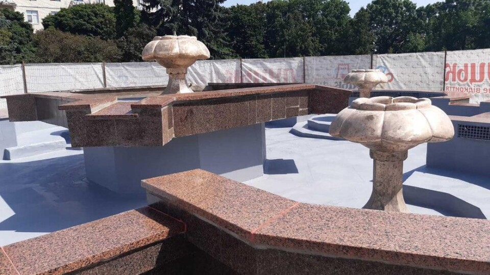 В центрі Луцька у тестовому режимі запустили фонтан «Квітка»