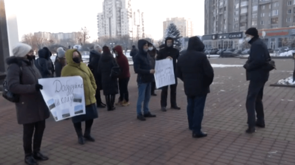 Скандальне будівництво школи у Стобихівці: батьки мітингували біля Волинської ОДА
