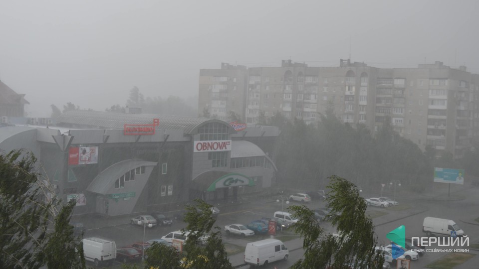 Луцьком пройшла сильна злива з градом. ФОТО. ВІДЕО