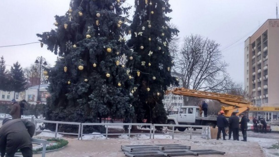 Свята закінчилися: з ялинок у центрі Луцька знімають прикраси. ФОТО