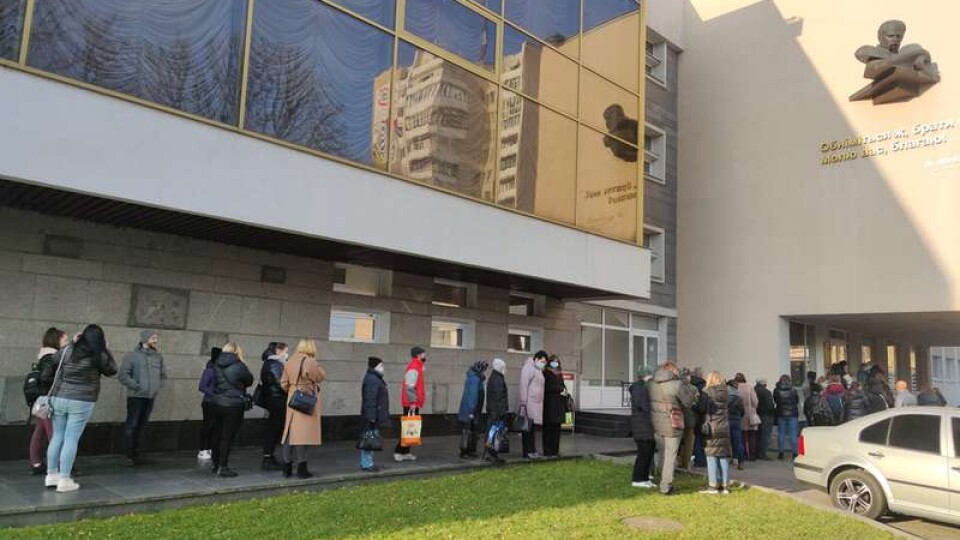 У Луцьку біля драмтеатру утворилася чимала черга з охочих щепитися