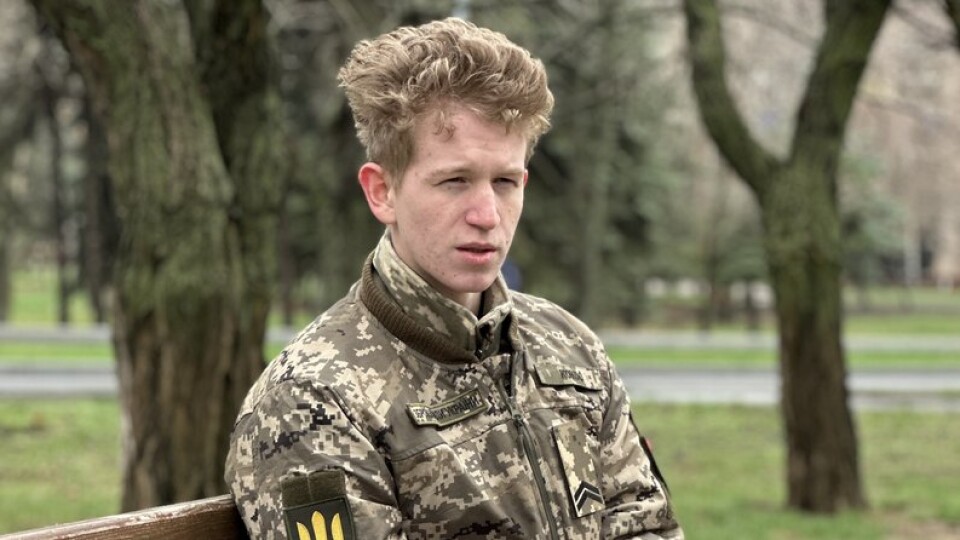 «Сидів у болоті і всеодно малював». У 100 ОМБр пліч-о-пліч з батьком служить 20-річний художник