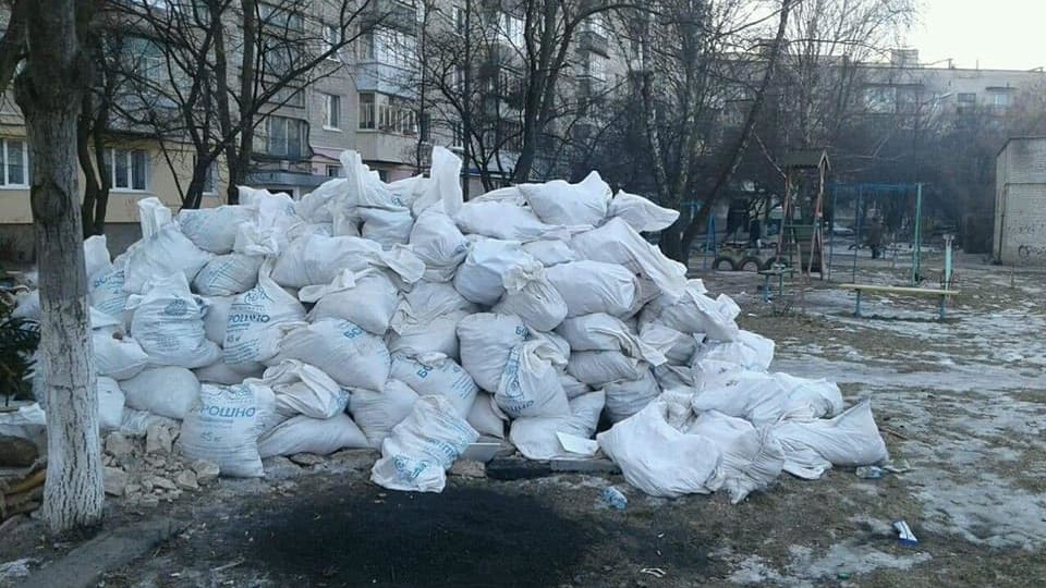 Зробив ремонт, а сміття – у двір: лучанин склав гору будівельних відходів під будинком