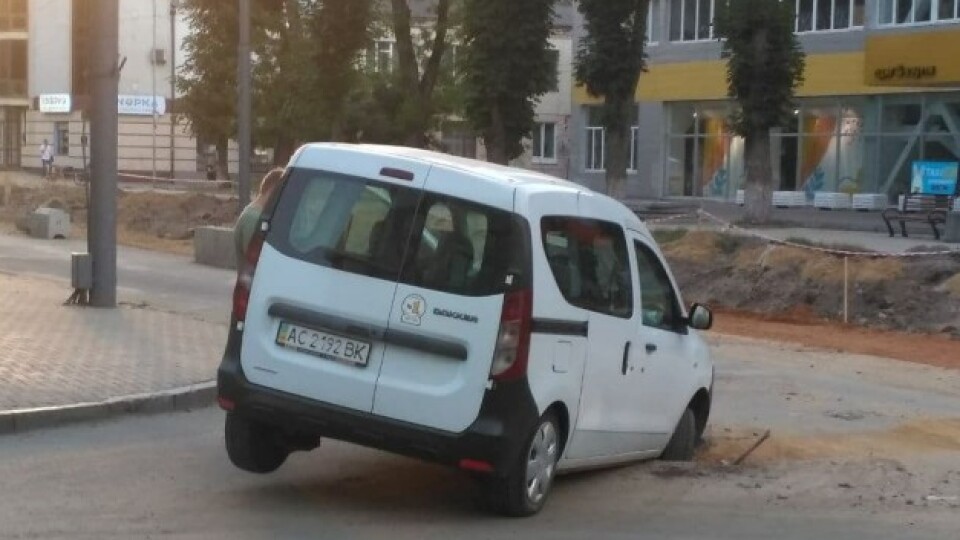 У Луцьку автівка провалилася у яму на перекритому проспекті Волі