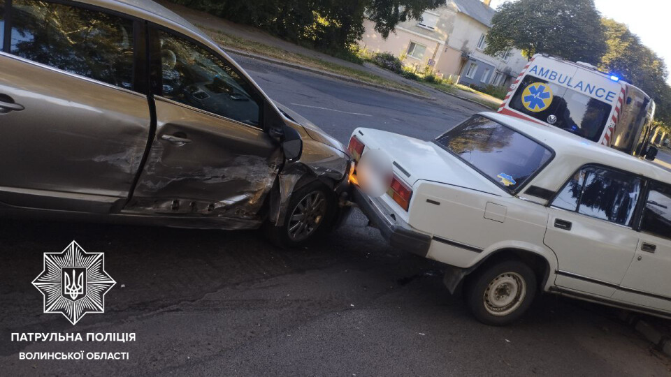 У Луцьку водій врізався в автомобіль і дерево