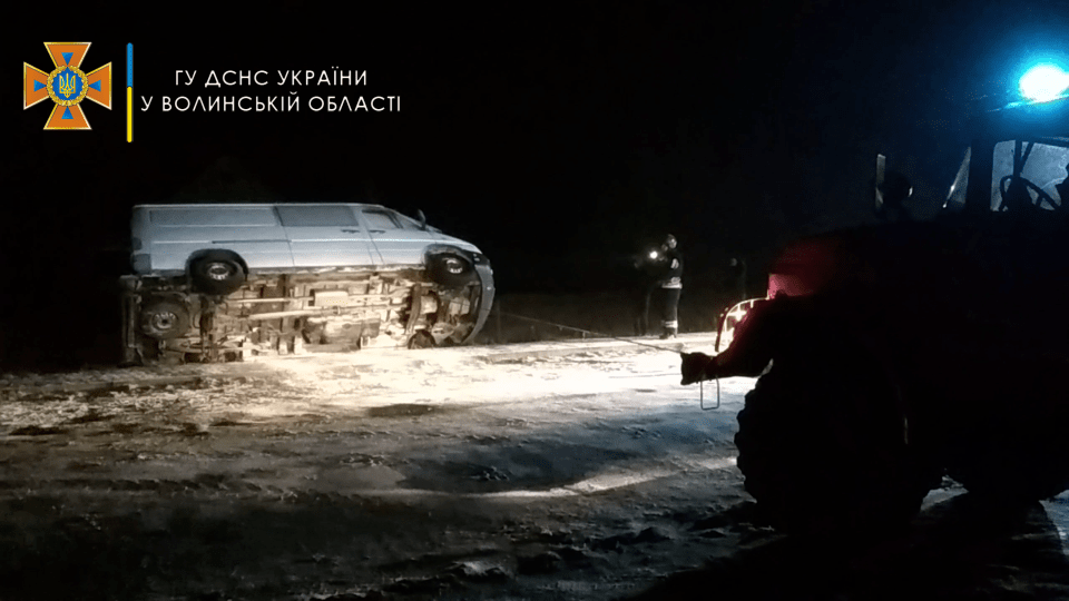 На Волині мікроавтобус злетів у кювет через ожеледицю